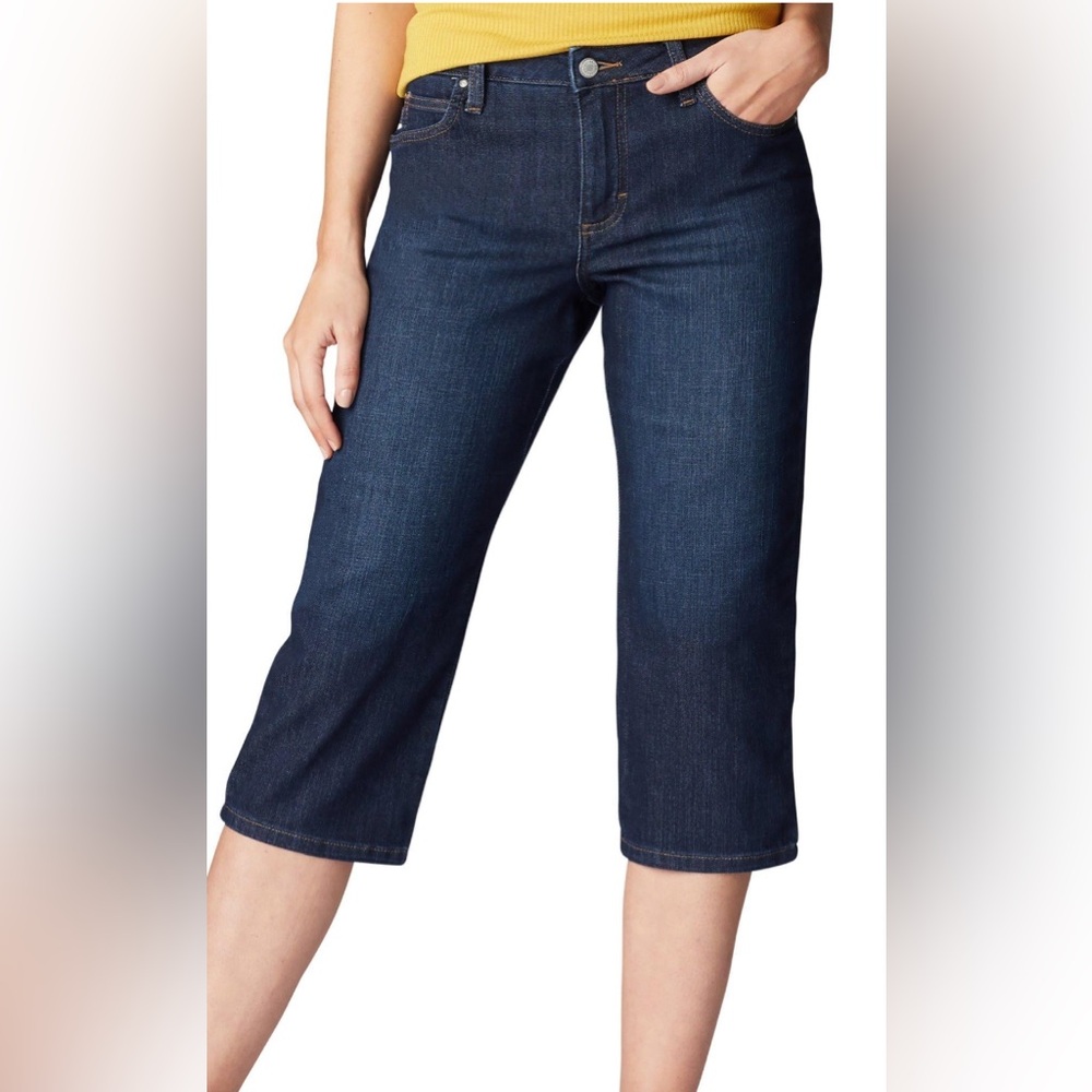 DOTS CAPRIS Stretch blue jean material size 24. Five pocket. 1% spandex.